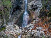 Gesamtblick zum Wasserfall